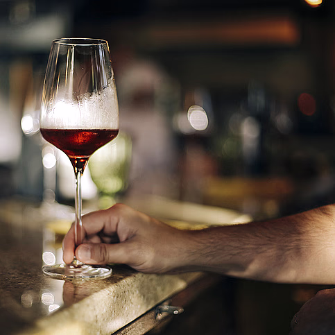 En kveld på vinbar for to