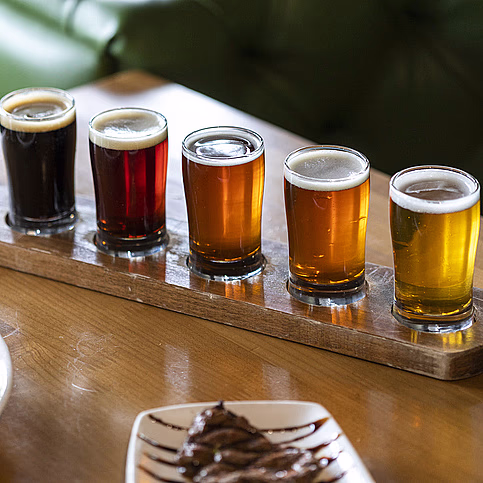 En kveld med håndverksøl for to