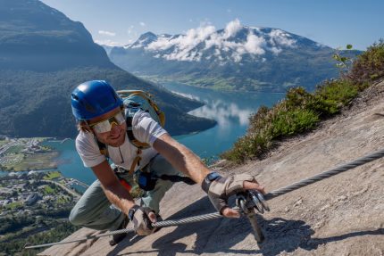 Eventyr i høyden: Den komplette guiden til Via Ferrata i Norge
