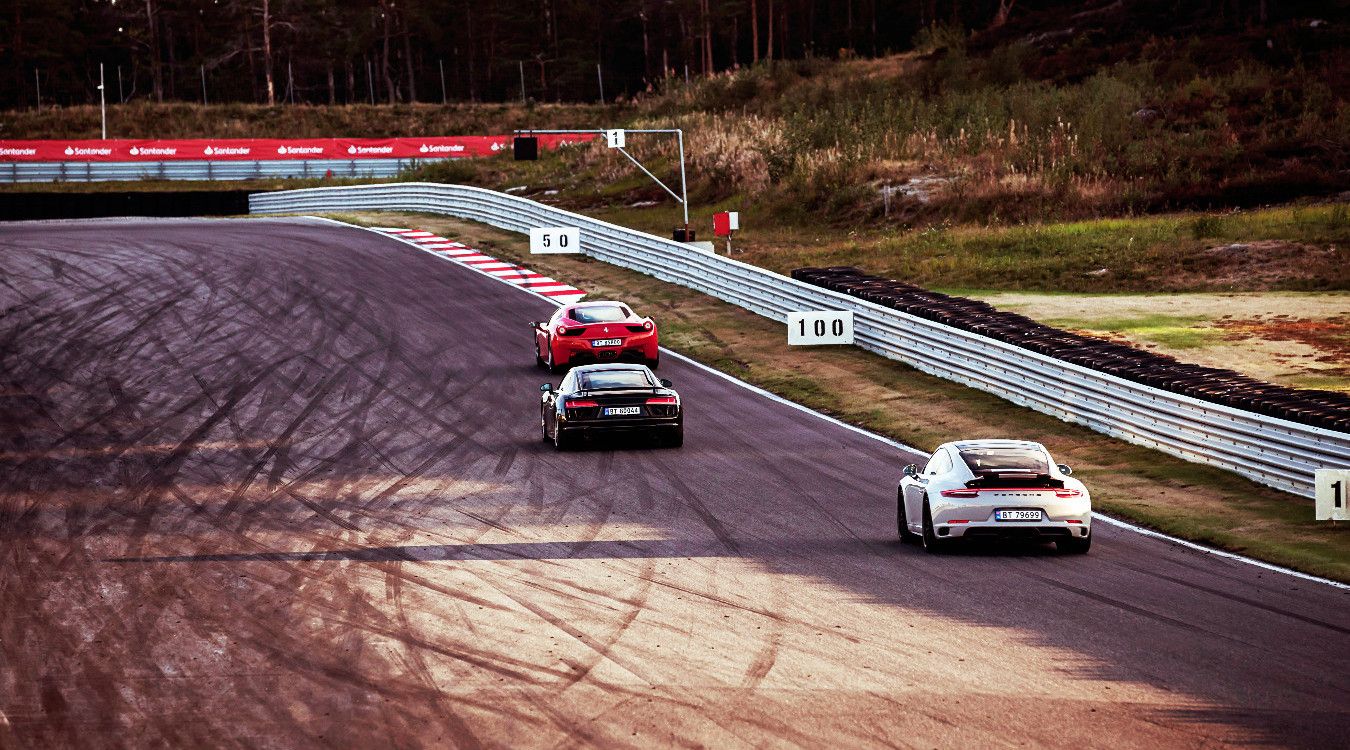 Supersportsbil på racerbane deluxe