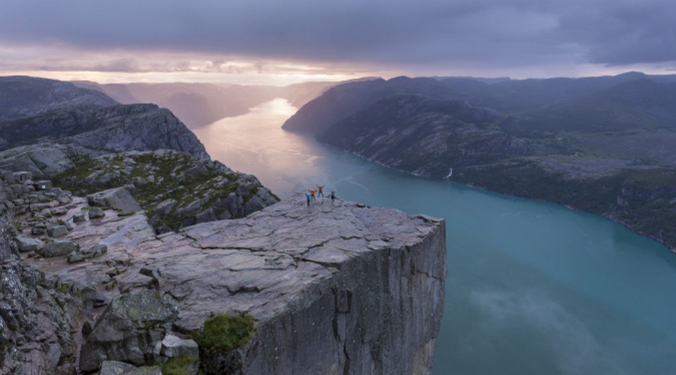 Se soloppgangen fra Preikestolen