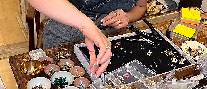 Lag eget smykke på smykkekafé