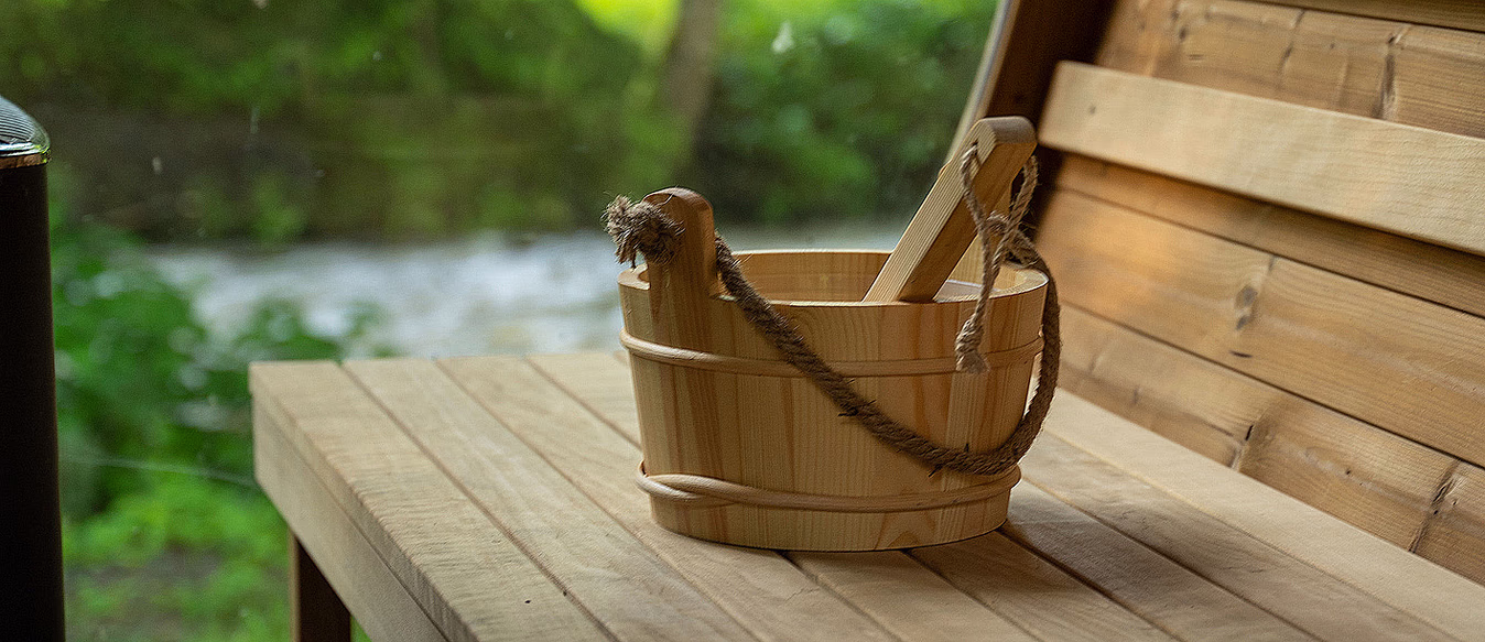 Vedfyrt badstutønne