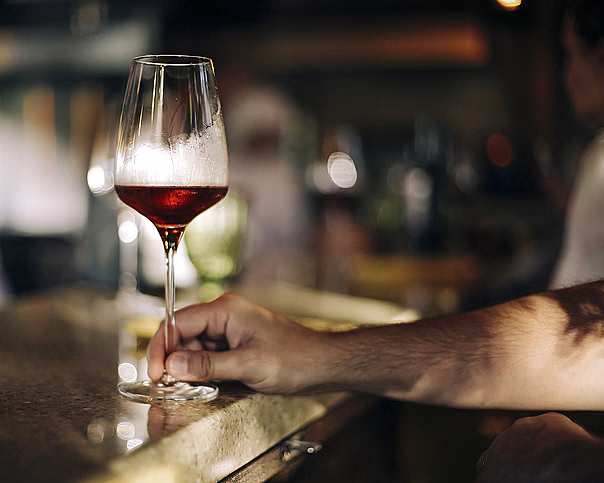 En kveld på vinbar for to