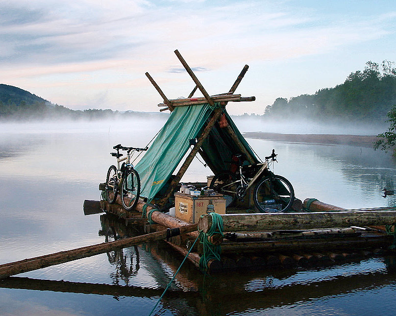 Tømmerflåte med overnatting