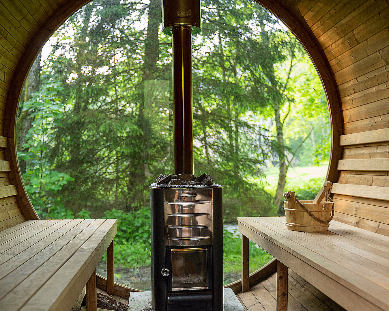 Vedfyrt badstutønne