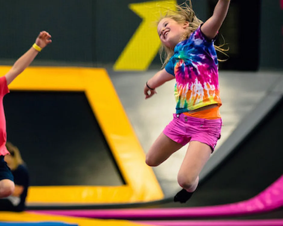 Gøy i trampolinepark