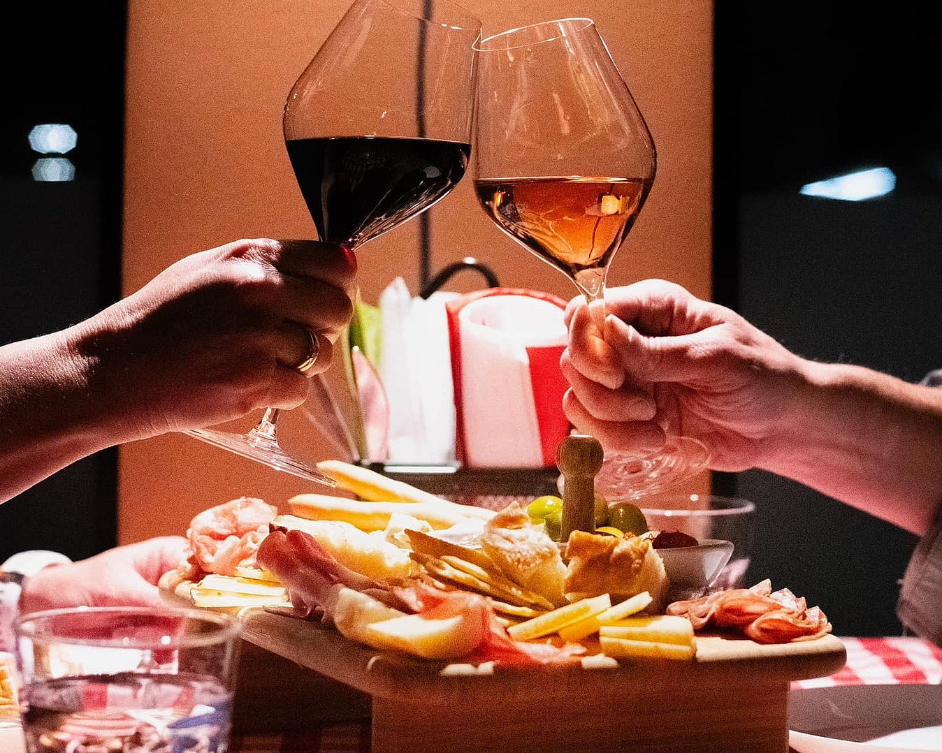 Vin, spekemat og ostekveld for to