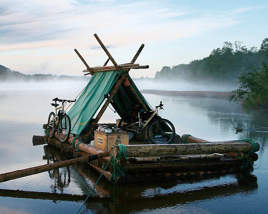 Tømmerflåte med overnatting