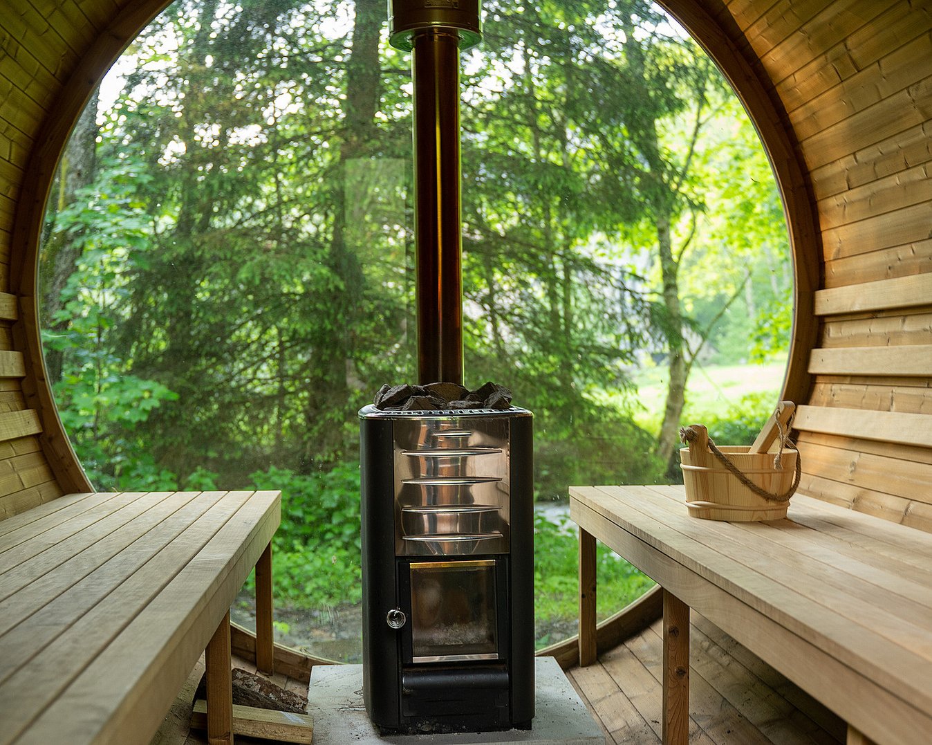 Vedfyrt badstutønne