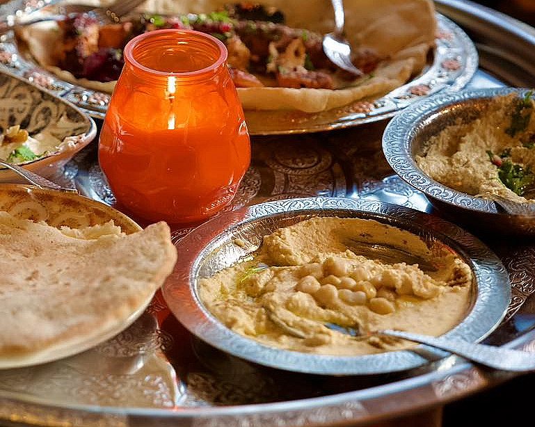 Hummus, vin og magedans