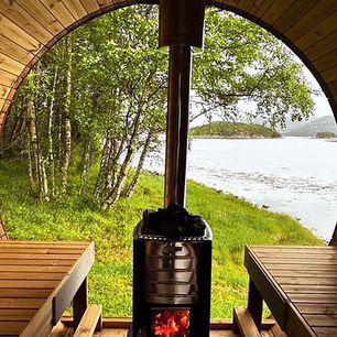 Vedfyrt badstutønne