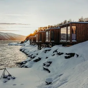 Arctic fjordcabins & destilleriomvisning