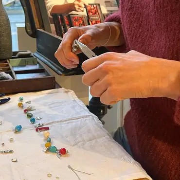 Lag eget smykke på smykkekafé thumbnail 5
