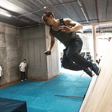 Parkour med instruktør thumbnail 7