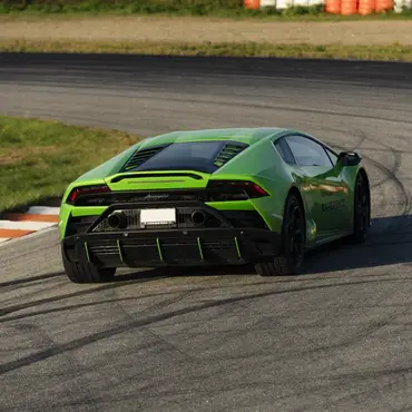 Kjør Lamborghini på racerbane thumbnail 5