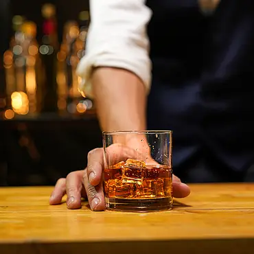 En kveld på whiskybar for to thumbnail 2