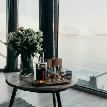 Arctic fjordcabins med jacuzzi thumbnail 3