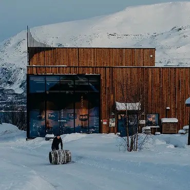 Arctic fjordcabins & destilleriomvisning thumbnail 2
