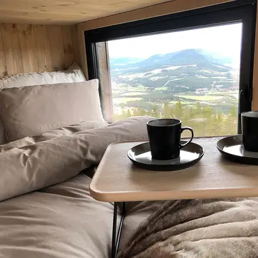 Natt i fjelltopphytte thumbnail 2