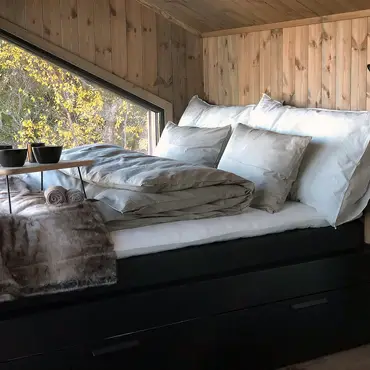 Natt i fjelltopphytte thumbnail 3