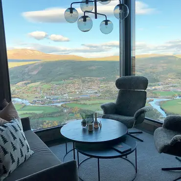 Natt i fjelltopphytte thumbnail 11