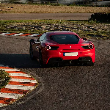 Kjør Ferrari på racerbane thumbnail 17