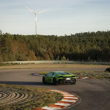 Kjør Lamborghini på racerbane thumbnail 12