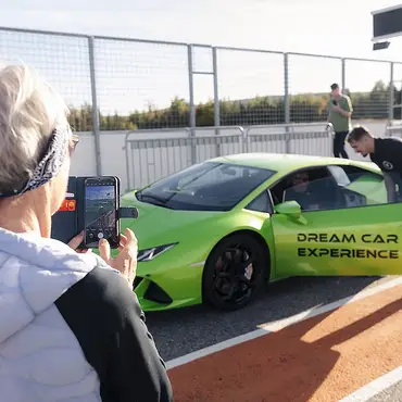 Kjør Lamborghini på racerbane thumbnail 15