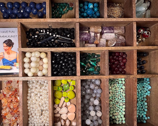 Lag eget smykke på smykkekafé