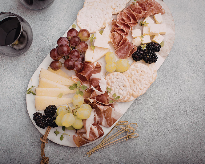 Vin, spekemat og ostekveld for to