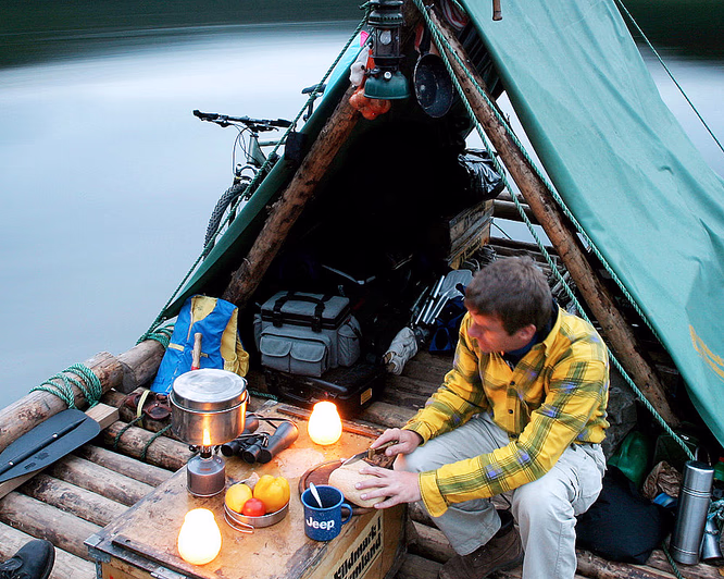 Tømmerflåte med overnatting