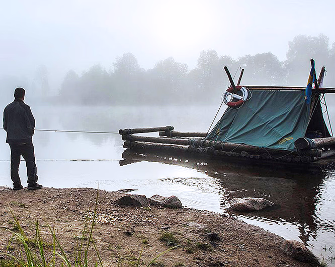 Tømmerflåte med overnatting