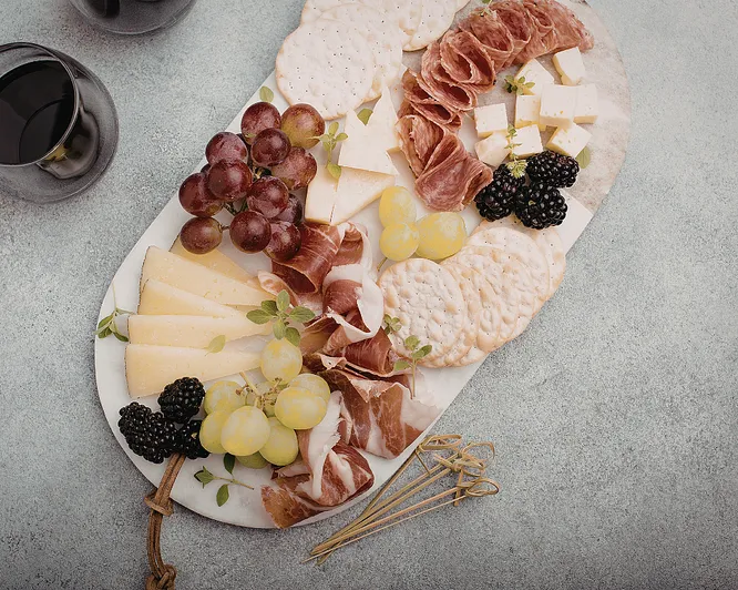 Vin, spekemat og ostekveld for to