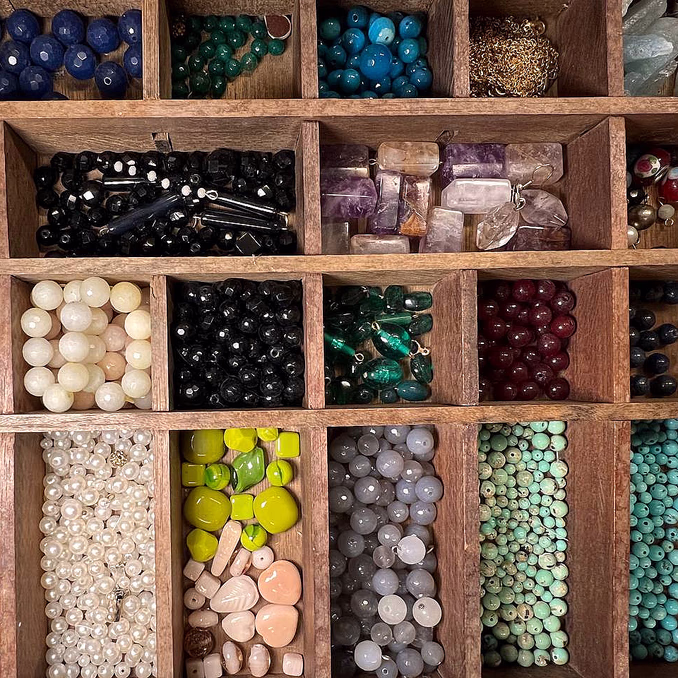 Lag eget smykke på smykkekafé