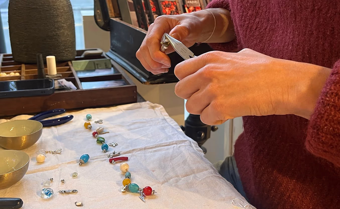 Lag eget smykke på smykkekafé