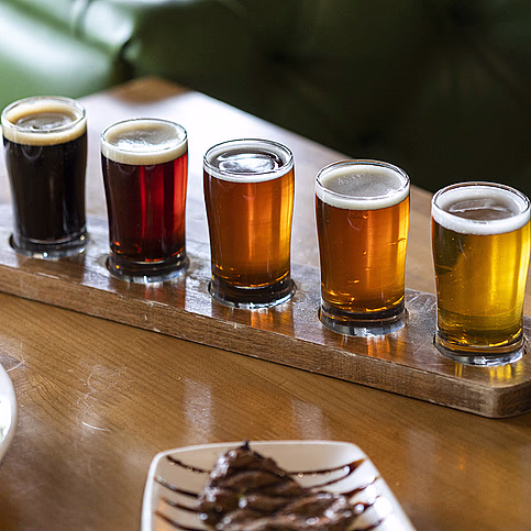 En kveld med håndverksøl for to