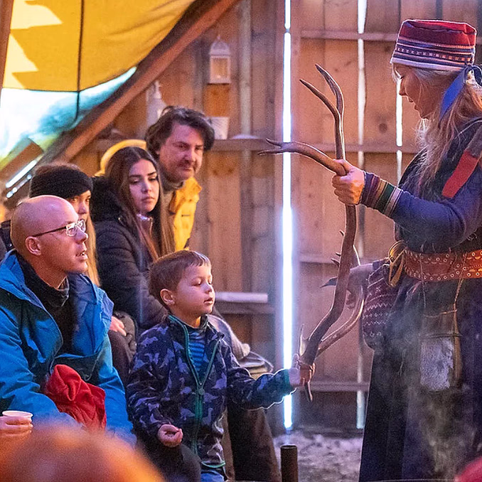 Reinsdyrsafari med sameleir og middag