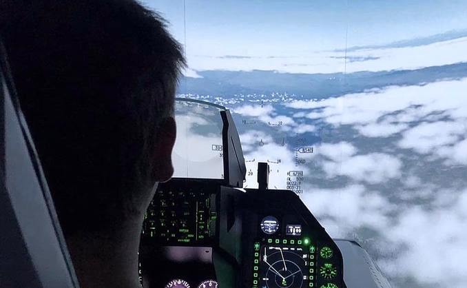 Virtuell F-16 pilot for en dag