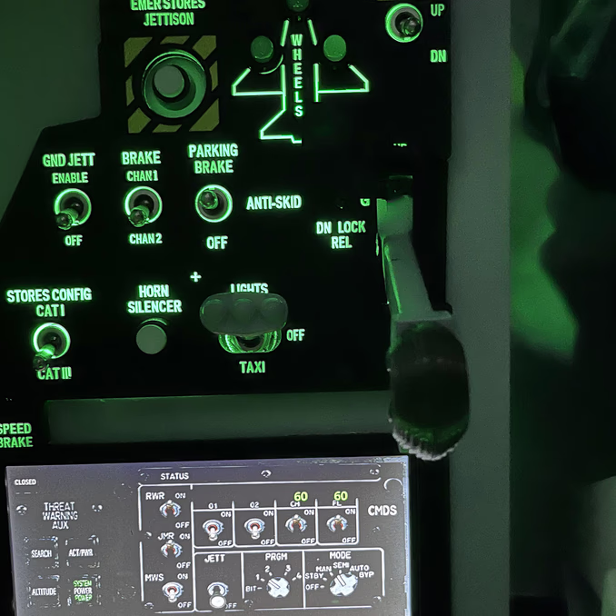 Fly F-16 simulator