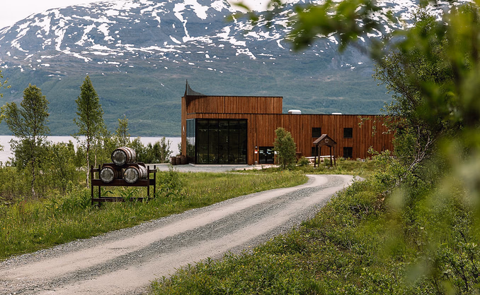 Arctic fjordcabins & destilleriomvisning