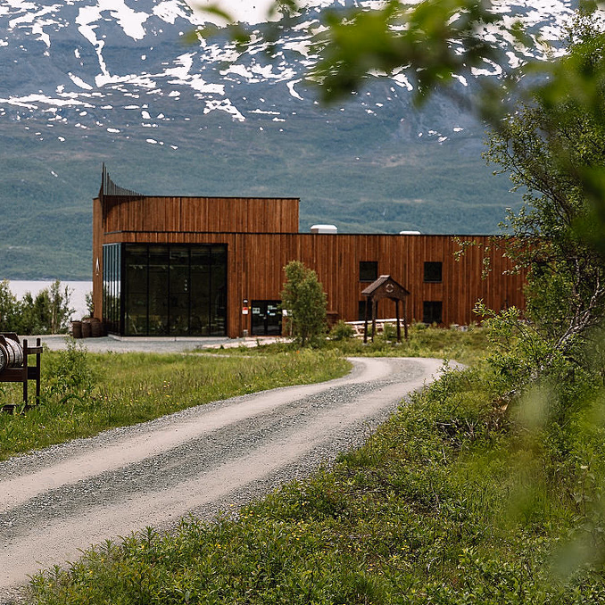 Arctic fjordcabins & destilleriomvisning