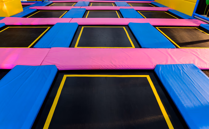 Gøy i trampolinepark