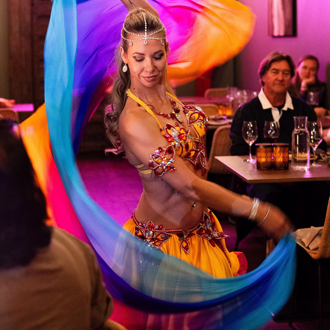 Hummus, vin og magedans