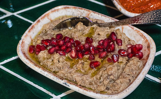 Hummus, vin og magedans