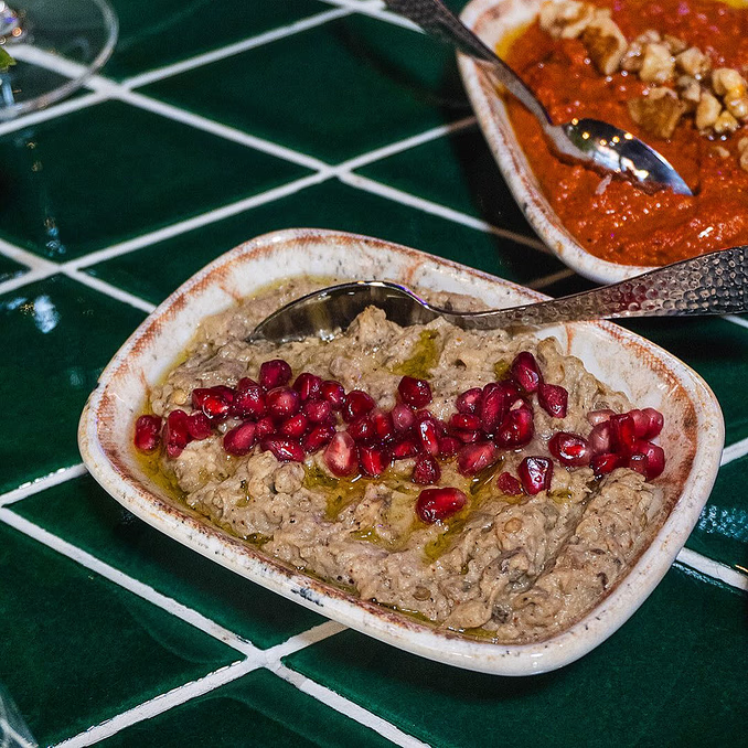 Hummus, vin og magedans