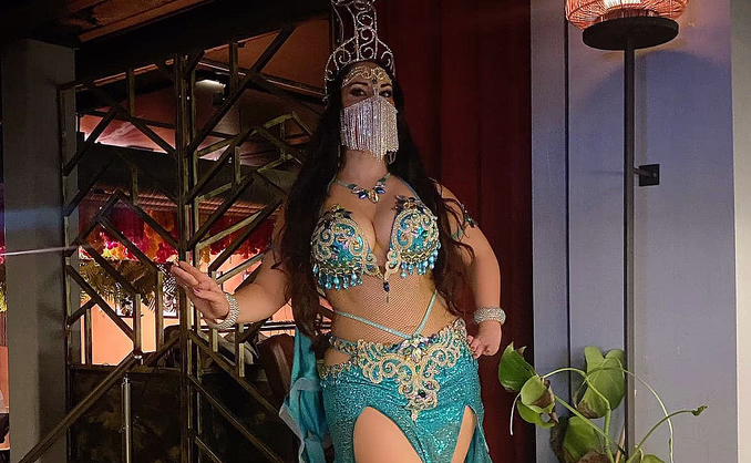 Hummus, vin og magedans