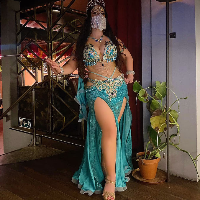 Hummus, vin og magedans