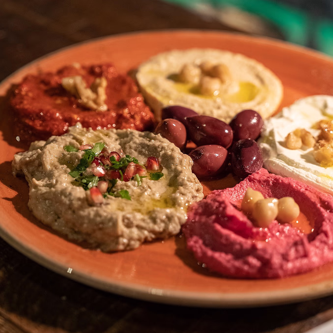 Hummus, vin og magedans