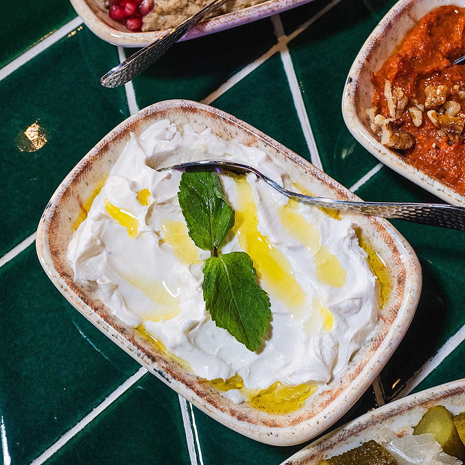 Hummus, vin og magedans